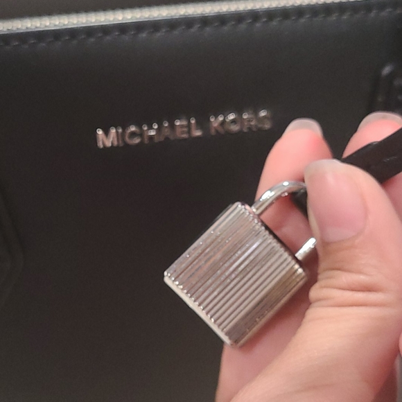Micheal kors purse - Picture 2 of 10